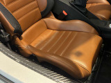 運転席の座面。ブラウンの表皮と縫い目が、黒い室内の中で暖かみのある印象を添えます。座面の形とサイドサポートの支え方を、実車で腰を下ろしてお確かめください。中古車選びは座り心地も比較できます。