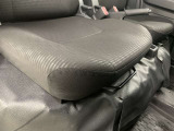ファブリックで包み込んだベーシックなシートです。通気性が良くて蒸れにくい上に、保温性も高いので冬場でも冷えを感じにくいです♪