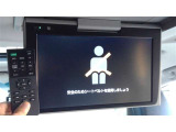 お子様に大変うれしい後席モニター。DVD再生など便利な装備です。