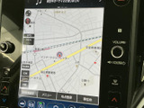 現在地を地図上で確認でき、周辺の道路や施設も画面で把握できます。目的地設定や地点登録などの項目も表示され、行き先の確認やルート選びに活用できます。