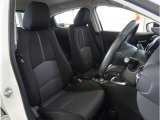 【清潔感のある運転席&助手席】隅々までクリーニングの行き届いた運転席&助手席。目立ったシミや汚れ等もございません。快適なドライブをどうぞ。