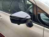 スタイリッシュなブラックカラードドアミラーには、電動格納機能、アラウンドビュー用カメラやウィンカーも内蔵されてます