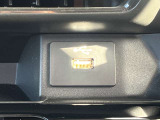 運転席インパネにUSBソケット装備しております。