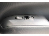 運転席側のパワーウインドウのこのスイッチで開閉が出来ます。自動全開・全閉出来ます。(途中で止める時はスイッチを反対側へ操作します)