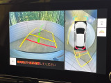 【パノラミックビューモニター】専用のカメラにより、上から見下ろしたような視点で360度クルマの周囲を確認することができます☆死角部分も確認しやすく、狭い場所での切り返しや駐車もスムーズに行えます。