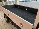 荷台は鉄板張りをしています。