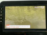 テレビ映像を表示できる画面を備えており、停車中に映像を視聴して休憩時間を過ごせます。画面の見やすさも確認しやすく、目的地でひと息つきたい場面に活用いただける装備です。