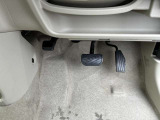 パーキングブレーキはフット式です