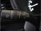 【オートワイパー機能】レバーをAUTOの位置にしているとき、レインセンサーが雨を感知すると、雨量に応じて、ワイパーが自動で作動します。