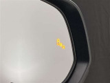 後続車が接近するのを知らせてくれるBSM(ブラインドスポットモニター)接近するとドアミラー部の警告灯が光ってくれるので、万が一の追突も防げそうですね♪上級装備です。