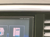 後方確認をサポートするモニターを備えており、駐車時に目視とあわせて活用できます。車両後方の状況を確認する手助けとなり、狭い場所での車庫入れや駐車の際にも心強い装備です。