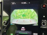 後方の映像に加えてガイド表示があり、駐車時に周囲や車両との距離感を確認する目安になります。切り返しや車庫入れなど、日常の駐車をサポートしてくれます。