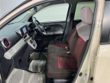 助手席側から見た車内の画像です。使い勝手の良い装備が整う上質な空間が広がっています。シートも快適で乗る人に安心感を与えます。