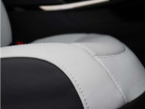 【運転席】座面やサイドサポートまでしっかりと確認していただきたいポイント。