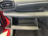 ちょっとしたところは収納ボックスにもなっています。車内はサイズも決まっているので、収納が少ないと思っているアナタ!ご安心ください。さまざまなところに収納が隠れているんです♪
