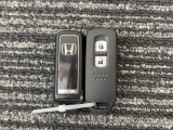 一度使ったら手放せなくなるスマートエントリーキーシステムです。 鞄やポケットの中に入れたままでもドアロック、解除、エンジン始動も出来ます。 重い荷物を持っていてもKEYを出す手間も無くとっても便利です
