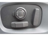 電動調整シートでお好みのドライビングポジションを簡単に設定することができます。
