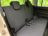 後席は座面が広く、背もたれとヘッドレストが左右に備わる構成です。窓から光が入り、同乗される方にも開放感があります。落ち着いた色柄で清潔感のある室内です。