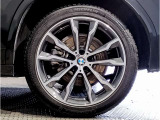 BMWの純正アロイホイールは軽量かつ強度にも優れているホイールで走行性能を引き上げる設計になっております。足元にもBMWは妥協がなくこだわっている個所になります。