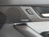 BOSEサウンドシステムを搭載しておりますので運転中も心地の良いサウンドをお楽しみいただけます♪車内のの反響音を搭乗員の耳元に集め、まるでライブ会場にいるような「センターポイント」機能が秀逸です♪
