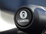 ★マルチビューカメラ★ワイパーレバー先端の「CAMERAスイッチ」を押すことで、車を上空から見下ろしたような映像をカーナビ画面に映し出し、車庫入れや縦列駐車をサポートしてくれます♪
