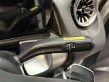 メルセデスのシートは少し硬めになっております。長時間の運転の際、適度な反発があることでお尻や腰の負担を減らす効果が御座います。