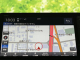 地図上に周辺の道路や施設名が表示され、現在地を確認しながら目的地へ向かえます。縮尺や案内表示も画面から確認でき、慣れない場所へのお出かけにも役立ちます。