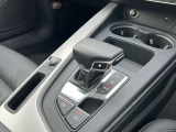 Audiのシフトレバーは、高級感と先進技術を反映したデザインが特徴です。オートマチックトランスミッションやデュアルクラッチトランスミッション(Sトロニック)を採用しております。