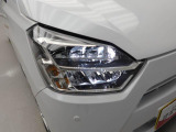 LEDヘッドランプ。白く明るい光でなおかつ低消費電力。クリアランスランプがスタイリッシュなラインを描きます。