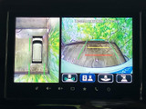 周囲の映像を画面で確認でき、駐車時の車両位置や後方の様子を把握する際に役立ちます。目視と併せて周囲を確認しやすく、狭い駐車場での切り返しにも心強い装備です。