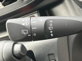 各位置を示す表示がレバー上にまとまり、運転席から操作内容を確認しやすい造りです。雨天時にも手元で扱いやすく、天候の変化に合わせた運転を支えます。
