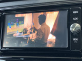 画面でテレビ番組などの映像を確認でき、停車中の待ち時間を過ごす際にも活用できます。画面はセンターに配置され、表示内容を確認しやすいレイアウトです。ご利用時は停車中にお楽しみください。