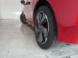 リヤタイヤの溝も十分に残っております。タイヤサイズは205/50R17となっております。