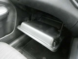 助手席前には車検証の収納に便利なグローブBOXが備わっています。