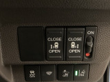 リアドアは乗り降りに便利な両側電動スライドドアです。また運転席に座っていながらスイッチ操作で自在にスライドドアを開け閉めできます。