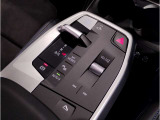 【コックピットシート】BMW車の主役席。車体中央にくる様に配置し車両重心とが一致する事でドライバーと車との一体感あるドライビングを実現。人間工学に基づき形成した形状が長時間のドライブ疲労も軽減します!