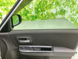 ドアの内側に窓やミラーまわりの操作部が集約され、運転席から手を伸ばしやすい配置です。スイッチがまとまっているため、窓の開閉など日常的な操作を手元で行えて便利です。