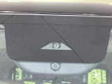 【三菱e-Assist】走行中に前方の車両等を認識し、衝突しそうな時は警報とブレーキで衝突回避と被害軽減をアシスト。より安全にドライブをお楽しみいただけます。