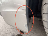 フロントバンパー部のキズの写真です。修理も受け付けておりますのでお気軽にスタッフへご相談ください!