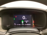 デジタル表示のスピードメーターとタコメーター、燃費やオドメーターなどの表示の他に、ホンダセンシング機能などの表示もできる多機能なマルチインフォメーション・ディスプレイです。