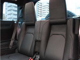 3列シートにより乗車人数にゆとりが生まれ、ご家族でのお出かけや多人数での移動など、幅広い用途に対応します。