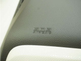 ◆助手席エアバッグ◆SRSエアバッグは、シートベルトだけでは防ぎきれない衝突時の衝撃から乗員を守るための安全装置。衝突時に瞬時に膨らみ、頭部や胸部がダッシュボードに直接衝突するのを防ぎます。