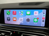 【アップルカープレイ】iPhoneがBMW車両とワイヤレスで接続されます。Apple CarPlayでは、オーディオストリーミングやメッセージングアプリがディスプレイに表示されます。