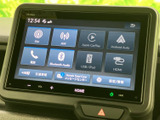 ホーム画面からラジオや電話、Bluetooth、スマートフォン連携などのメニューを選べます。項目が画面上に並び、使いたい機能を確認しながら選択できるため、日常の移動をサポートします。