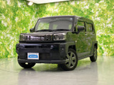 角張ったフォルムと高めの車体が力強さを感じさせます。四角い灯体と存在感のあるグリルが顔立ちを際立たせ、黒いボディが引き締まった印象を与える、街中でも目を引く佇まいです。