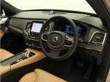 インストルメントパネルは僅かに運転席側へと傾けられているほか、余計なスイッチ類を可能な限り排し、運転に集中しやすい環境を造り出しています。