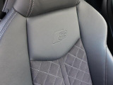 Audi正規ディーラーが高品質をお約束。高度な訓練・教育を受けたAudi専任メカニックが、100項目にもおよぶ精密な点検を実施いたします。すべてをクリアしたAudi車だけが、あなたのお手元に届けられるのです。