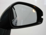 ブラインドスポットインフォメーション付き。斜め後方死角の車両を検知しマークで表示します。