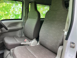 前席は座面と背もたれに落ち着いた色柄を採用し、車内を穏やかな雰囲気にまとめています。窓から外を見渡しやすく、乗り降りの際にも座席まわりを確認しやすい空間です。