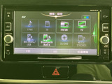 画面にはラジオやテレビ、音楽メディアなど複数の選択肢が表示され、用途に合わせて選びやすい構成です。周囲のボタンも見分けやすく、操作時に便利です。